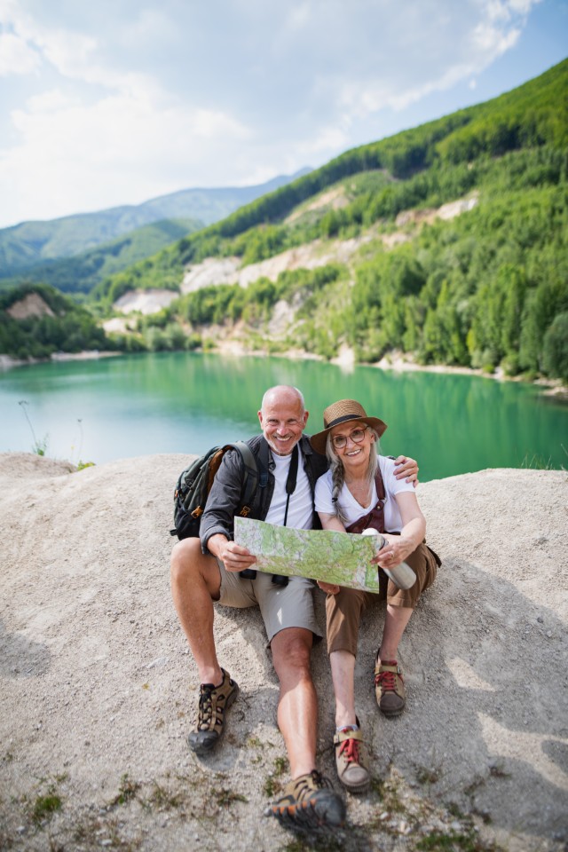 Couple consultant une carte pour explorer les Gorges du Verdon lors d'une randonnée nature - Gorges du verdon carte