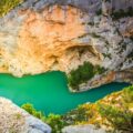 Vue aérienne des Gorges du Verdon avec les falaises et l’eau turquoise, repérables sur une carte touristique - Gorges du verdon carte