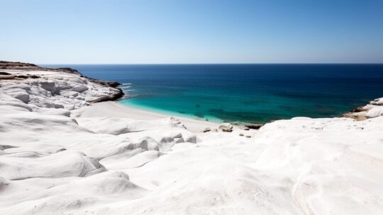 Vacances à Milos : quelles sont les meilleures plages à visiter ? – Milos tourisme, avec Paleochori en tête d&rsquo;affiche